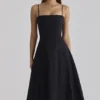 Dolly – Schwarzes, ausgestelltes Midi-Sommerkleid aus Baumwolle Dolly – Schwarzes, ausgestelltes Midi-Sommerkleid aus Baumwolle