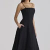 Dolly – Schwarzes, ausgestelltes Midi-Sommerkleid aus Baumwolle Dolly – Schwarzes, ausgestelltes Midi-Sommerkleid aus Baumwolle