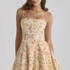 Dolly Warm Rose Print Baumwoll-Sommerkleid mit ausgestelltem Rock Dolly Warm Rose Print Baumwoll-Sommerkleid mit ausgestelltem Rock