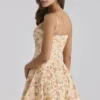 Dolly Warm Rose Print Baumwoll-Sommerkleid mit ausgestelltem Rock Dolly Warm Rose Print Baumwoll-Sommerkleid mit ausgestelltem Rock