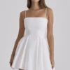 Dolly – Weißes, ausgestelltes Mini-Sommerkleid aus Baumwolle Dolly – Weißes, ausgestelltes Mini-Sommerkleid aus Baumwolle