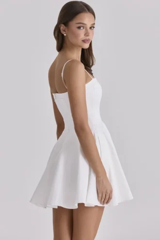 Dolly – Weißes, ausgestelltes Mini-Sommerkleid aus Baumwolle Dolly – Weißes, ausgestelltes Mini-Sommerkleid aus Baumwolle