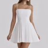 Dolly – Weißes, ausgestelltes Mini-Sommerkleid aus Baumwolle Dolly – Weißes, ausgestelltes Mini-Sommerkleid aus Baumwolle