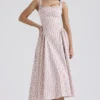 Dorothy – Midi-Sommerkleid aus Baumwolle mit weißem Rosenknospen-Print Dorothy – Midi-Sommerkleid aus Baumwolle mit weißem Rosenknospen-Print