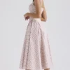 Dorothy – Midi-Sommerkleid aus Baumwolle mit weißem Rosenknospen-Print Dorothy – Midi-Sommerkleid aus Baumwolle mit weißem Rosenknospen-Print
