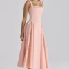 Dorothy Midi-Sommerkleid aus pfirsichfarbener Baumwolle Dorothy Midi-Sommerkleid aus pfirsichfarbener Baumwolle