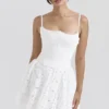 Elara Weißes Minikleid mit Broderie Anglais Elara Weißes Minikleid mit Broderie Anglais
