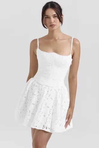 Elara Weißes Minikleid mit Broderie Anglais