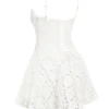 Elara Weißes Minikleid mit Broderie Anglais Elara Weißes Minikleid mit Broderie Anglais