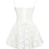 Elara Weißes Minikleid mit Broderie Anglais Elara Weißes Minikleid mit Broderie Anglais