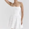 Elara Weißes Minikleid mit Broderie Anglais Elara Weißes Minikleid mit Broderie Anglais