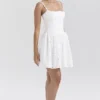 Elara Weißes Minikleid mit Broderie Anglais Elara Weißes Minikleid mit Broderie Anglais