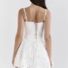 Elara Weißes Minikleid mit Broderie Anglais Elara Weißes Minikleid mit Broderie Anglais