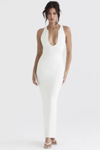 Eleanora – Elfenbeinfarbenes Maxikleid mit tiefem Ausschnitt