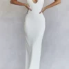 Eleanora – Elfenbeinfarbenes Maxikleid mit tiefem Ausschnitt