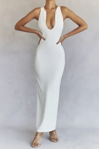 Eleanora – Elfenbeinfarbenes Maxikleid mit tiefem Ausschnitt
