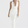 Eleanora – Elfenbeinfarbenes Maxikleid mit tiefem Ausschnitt