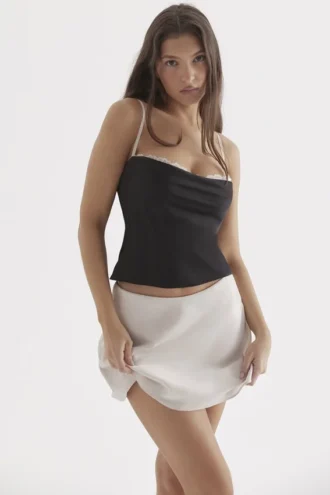 Eli Schwarz & Off-White-Oberteil mit Bügeln
