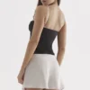 Eli Schwarz & Off-White-Oberteil mit Bügeln Eli Schwarz & Off-White-Oberteil mit Bügeln