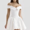 Elida Weißes Twill-Minikleid mit schulterfreiem Ausschnitt Elida Weißes Twill-Minikleid mit schulterfreiem Ausschnitt