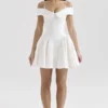 Elida Weißes Twill-Minikleid mit schulterfreiem Ausschnitt Elida Weißes Twill-Minikleid mit schulterfreiem Ausschnitt