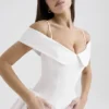 Elida Weißes Twill-Minikleid mit schulterfreiem Ausschnitt Elida Weißes Twill-Minikleid mit schulterfreiem Ausschnitt
