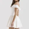 Elida Weißes Twill-Minikleid mit schulterfreiem Ausschnitt Elida Weißes Twill-Minikleid mit schulterfreiem Ausschnitt