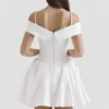 Elida Weißes Twill-Minikleid mit schulterfreiem Ausschnitt Elida Weißes Twill-Minikleid mit schulterfreiem Ausschnitt