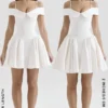 Elida Weißes Twill-Minikleid mit schulterfreiem Ausschnitt Elida Weißes Twill-Minikleid mit schulterfreiem Ausschnitt