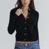 Emblem Schwarze Strickjacke aus Kaschmir und Wolle Emblem Schwarze Strickjacke aus Kaschmir und Wolle