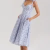 Emely – Midi-Sommerkleid aus Stretch-Baumwolle mit blauem Blumenprint Emely – Midi-Sommerkleid aus Stretch-Baumwolle mit blauem Blumenprint