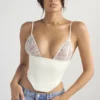 Emilee – Korsett aus elfenbeinfarbenem Satin und Spitze Emilee – Korsett aus elfenbeinfarbenem Satin und Spitze