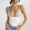 Emilee – Korsett aus elfenbeinfarbenem Satin und Spitze Emilee – Korsett aus elfenbeinfarbenem Satin und Spitze