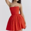 Emmanuela Italian Tomato trägerloses Plissee-Minikleid Emmanuela Italian Tomato trägerloses Plissee-Minikleid