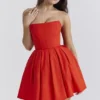 Emmanuela Italian Tomato trägerloses Plissee-Minikleid Emmanuela Italian Tomato trägerloses Plissee-Minikleid