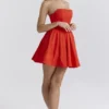 Emmanuela Italian Tomato trägerloses Plissee-Minikleid Emmanuela Italian Tomato trägerloses Plissee-Minikleid