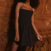 Emmanuela Schwarzes trägerloses Minikleid mit abnehmbarem Schleifen Emmanuela Schwarzes trägerloses Minikleid mit abnehmbarem Schleifen