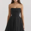 Emmanuela Schwarzes trägerloses Minikleid mit abnehmbarem Schleifen Emmanuela Schwarzes trägerloses Minikleid mit abnehmbarem Schleifen