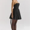 Emmanuela Schwarzes trägerloses Minikleid mit abnehmbarem Schleifen Emmanuela Schwarzes trägerloses Minikleid mit abnehmbarem Schleifen