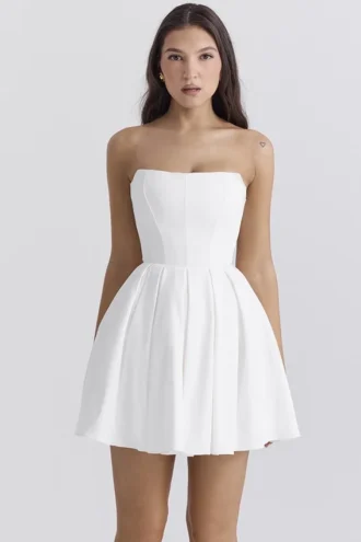 Emmanuela Weißes, trägerloses, plissiertes Minikleid