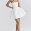 Emmanuela Weißes, trägerloses, plissiertes Minikleid Emmanuela Weißes, trägerloses, plissiertes Minikleid
