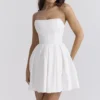 Emmanuela Weißes, trägerloses, plissiertes Minikleid Emmanuela Weißes, trägerloses, plissiertes Minikleid