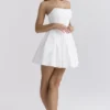 Emmanuela Weißes, trägerloses, plissiertes Minikleid Emmanuela Weißes, trägerloses, plissiertes Minikleid