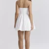 Emmanuela Weißes, trägerloses, plissiertes Minikleid Emmanuela Weißes, trägerloses, plissiertes Minikleid