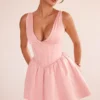 Emmeliette Mini-Kleid aus puderrosa Satin
