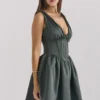 Emmeliette Mini-Kleid aus satinfarbenem Waldgrün Emmeliette Mini-Kleid aus satinfarbenem Waldgrün