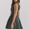 Emmeliette Mini-Kleid aus satinfarbenem Waldgrün Emmeliette Mini-Kleid aus satinfarbenem Waldgrün