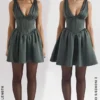 Emmeliette Mini-Kleid aus satinfarbenem Waldgrün Emmeliette Mini-Kleid aus satinfarbenem Waldgrün