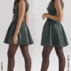 Emmeliette Mini-Kleid aus satinfarbenem Waldgrün Emmeliette Mini-Kleid aus satinfarbenem Waldgrün