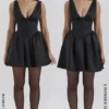 Emmeliette Schwarzes Satin-Minikleid
